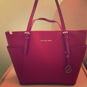 Jet Set Large Top-Zip Saffiano Leather Tote